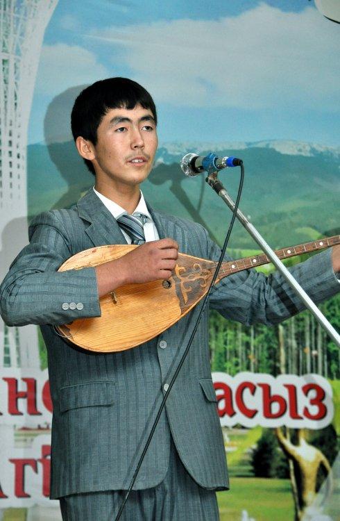 Алтын Күннен бағасыз бір белгі боп,  Нүрлы жұлдыз - бабам тілі, сен қалдың!