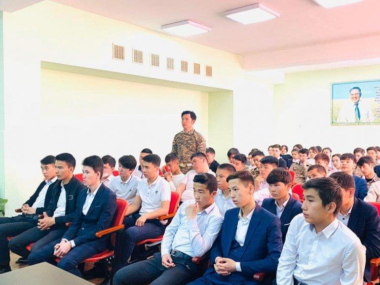Қаратау ауданы Полиция басқармасы бастығының орынбасары полиция полковнигі С.Б.Төлегеновтың  қатысуымен 11-сынып бітіруші түлектеріне арналған кездесу өткізілді.